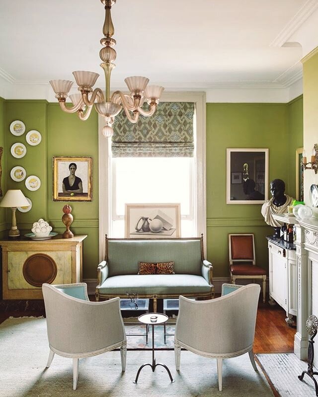 This is one of my all-time favorite rooms, by acclaimed interior designer Sheila Bridges, @harlemtoilegirl, in her home in Harlem. I love the room&rsquo;s color palette and its layered sense of classicism, but mostly that it&rsquo;s a dining room. Si