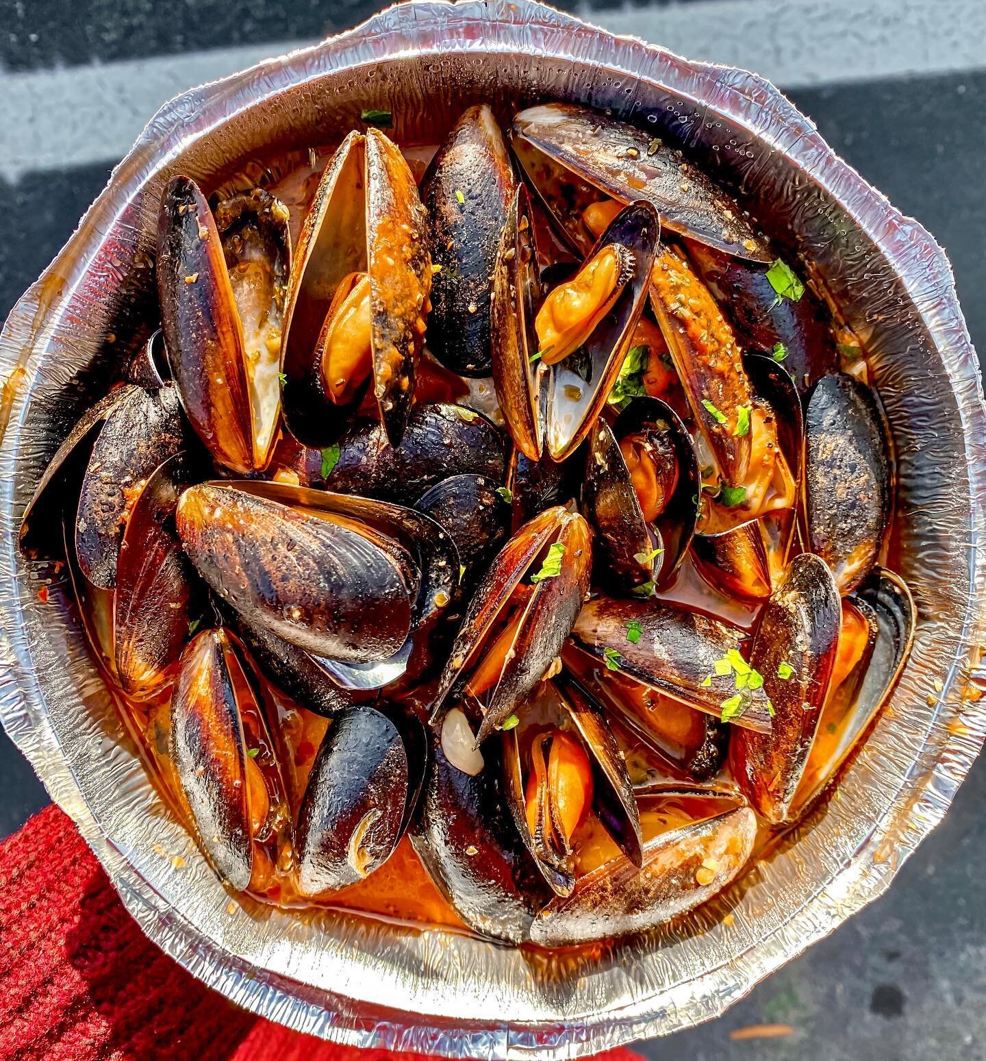 I took these pictures back in December with every intention of sharing them right away but I&rsquo;ve been a bad blogger so here we are 🥲 @mezzalunapizzanc became a staple takeout spot for my family in December and it&rsquo;s because of these clams.