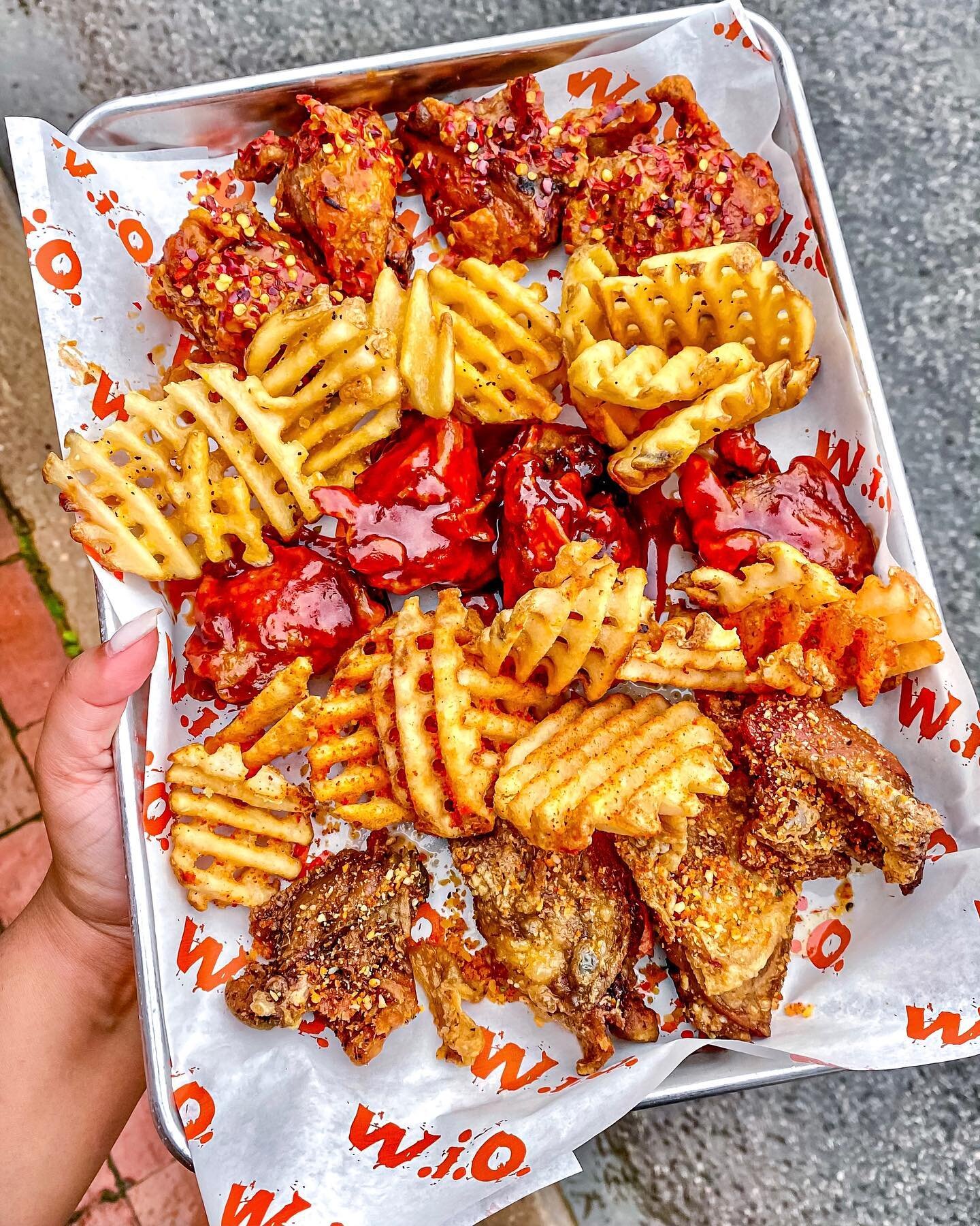 ✨ GIVEAWAY ✨ Remember this wing spot I posted about a few months ago? Well, I went back to @wingiton to try their new thigh wings and am partnering with them to do a giveaway! The thigh wings had more meat than traditional wings and I tried their hot