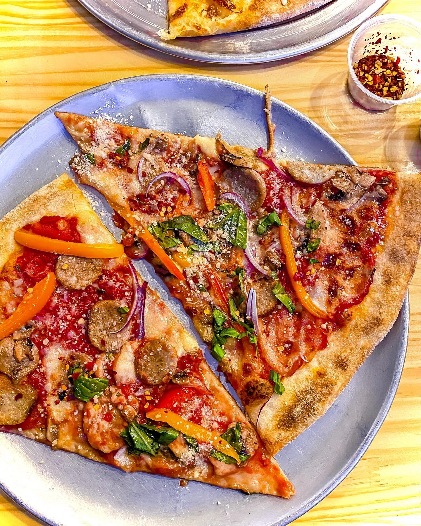 Anybody craving NY style pizza right now?? 🍕🍕🍕 @difarapizzatavern just opened a location in Downtown Cary slinging Brooklyn style pies that has taken Cary by storm. The menu is pretty limited and on the pricey side but the pizzas are large and the