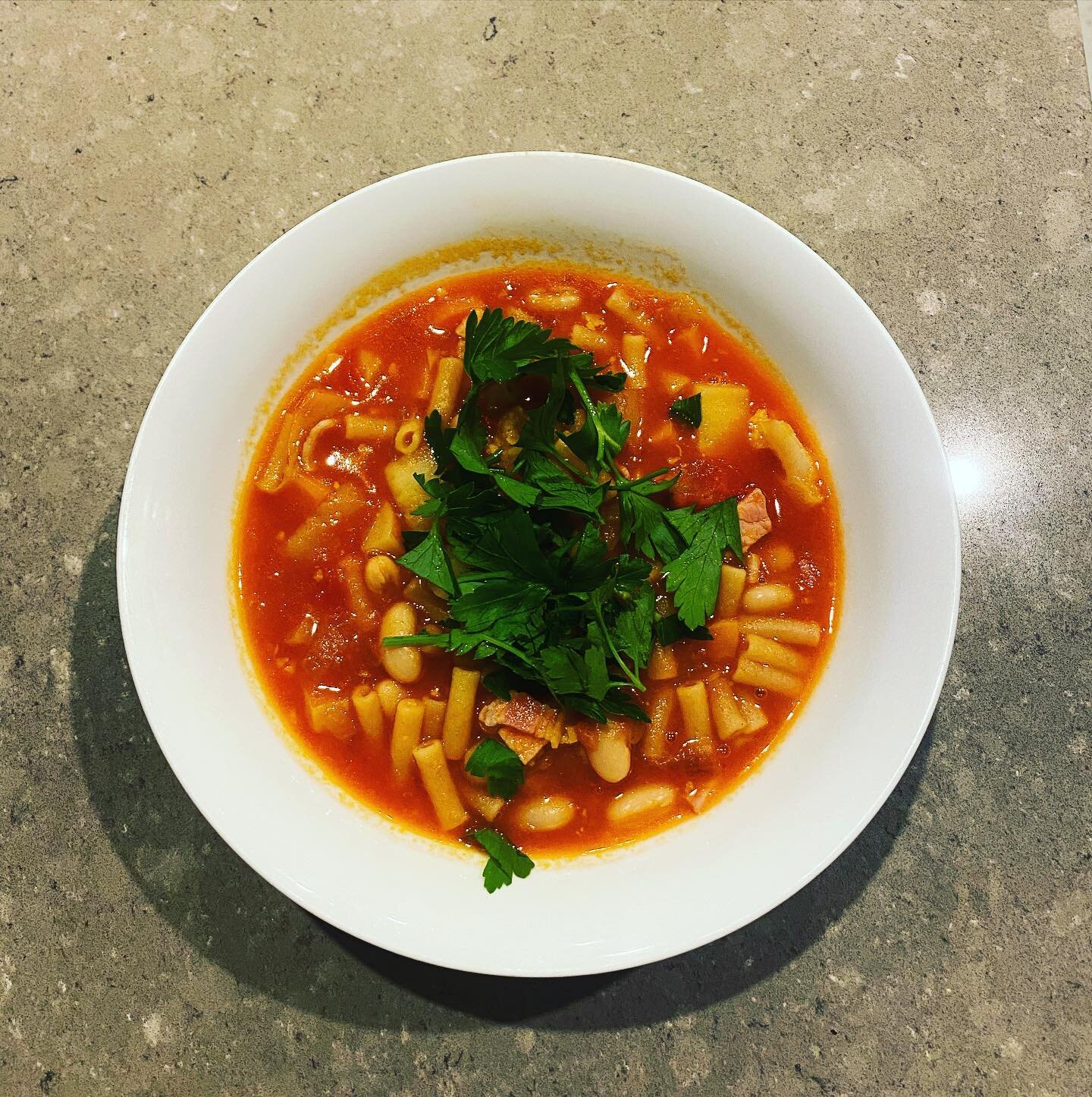 🍅 Minestrone-ish soup 
I say -ish because I&rsquo;m sure this is a cheat version! It hit the spot and made enough for days. 
🥣 Thanks www.taste.com.au/recipes/minestrone-soup
🥄 #minestrone #minestronesoup #easyrecipes #tomatosoup #baconbaconbacon 