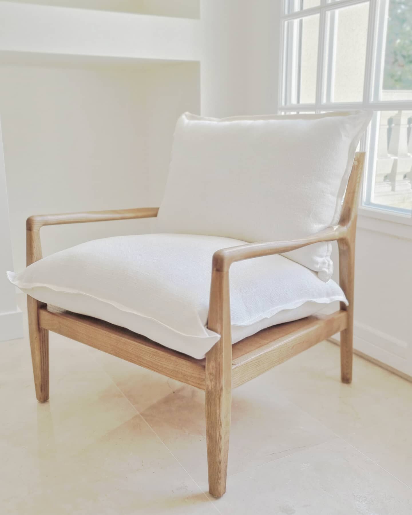 𝔻𝕀𝕃𝕄𝔸
Le fauteuil coup de ♡
.
Comme promis je promis je partage avec vous la r&eacute;f&eacute;rence de cette merveille!
Il s'agit du fauteuil Dilma de la marque Ampm (fauteuil toile viscose blanc 2984724/GY910)
.
J'ai choisi d'en installer 2 da