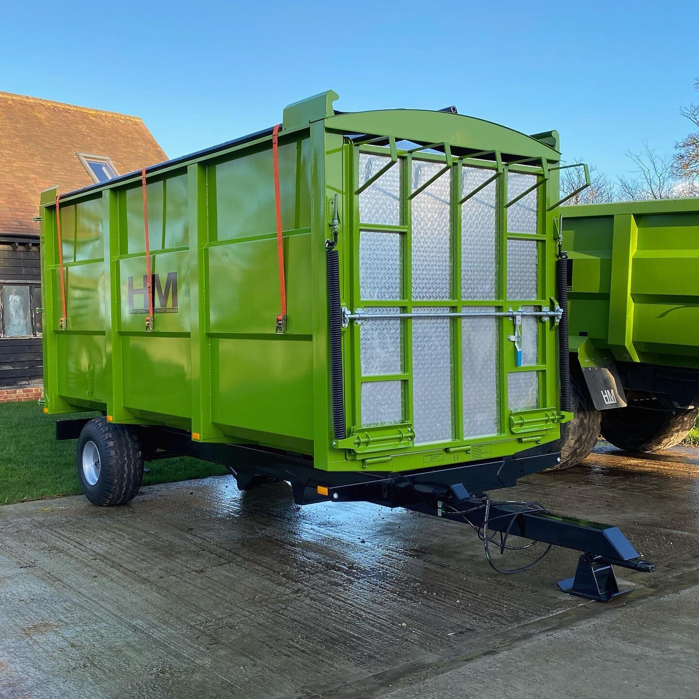 A HM-U8 special build completed just before Christmas 🐴. This model features a reinforced wider front ramp with side guide rails, allowing the customer to back their John Deere Gator straight up the two part ramp and unload muck directly in to the t