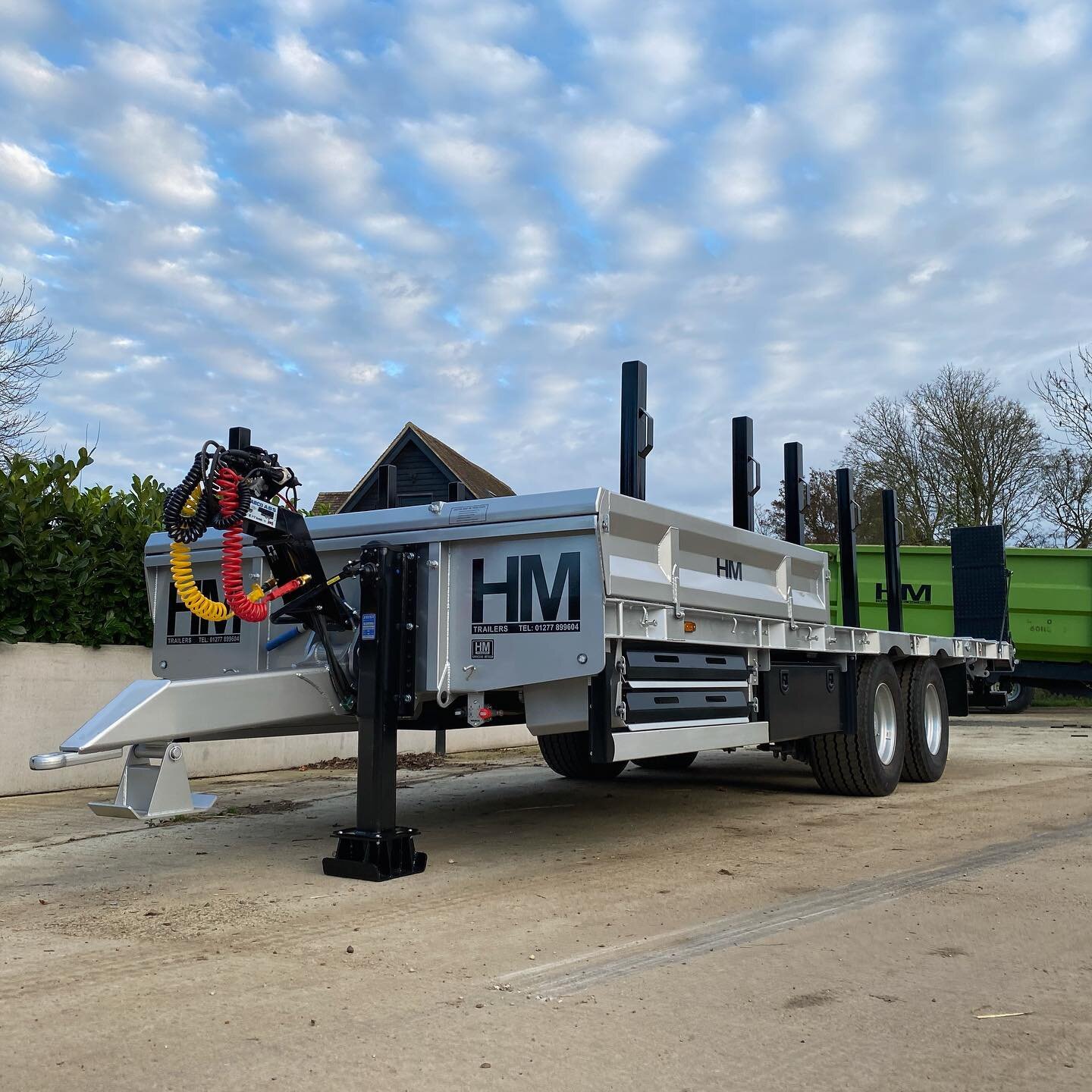 Couldn&rsquo;t resist uploading some more shots of the most recent special build to leave the workshop! A bespoke HMBV 14! @peter_pdrcontracting 

#farmtrailer #unimog #solotrak #beavertailtrailers #farming #unimoglife #britishfarming #hmtrailers #br