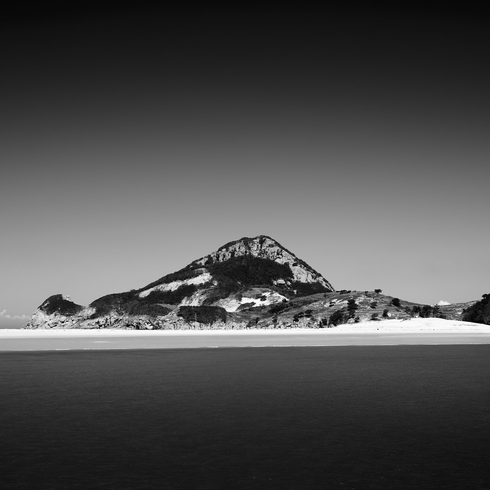  Korea, 굴업도 Gureopdo black &amp; white view from pier 