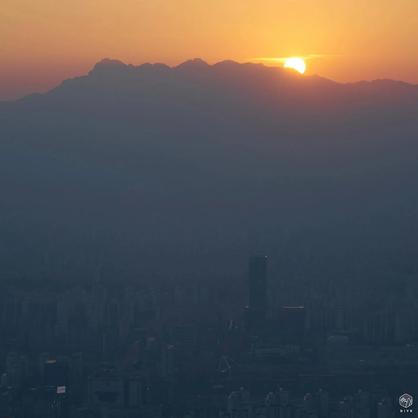 Near the end of winter, days are super polluted, so I use those days to scout locations&hellip; and sometimes the sunset unexpectedly is worth it, like that day.

Les jours de fin d&rsquo;hiver hyper pollu&eacute;s je fais des rep&eacute;rages car la