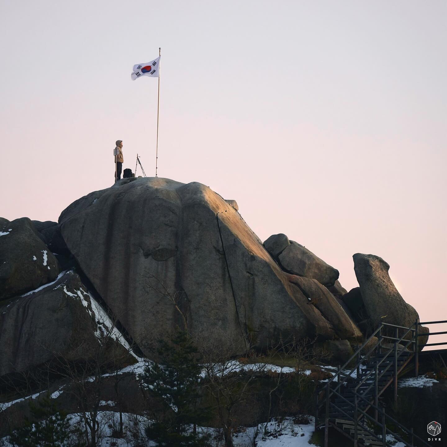 Dedication in the cold.

Pers&eacute;v&eacute;rance dans le froid.

춰도 포기 못 한다.

#romainphoto #호맹포토 #divr #seoul  #naturephotography #naturephotographer #korea #한국풍경 #등산스타그램 #등산사진 #아웃도어 #혼산 #자연사진 #자연사랑 #hikingtrails #hikerlife #naturephotography #니콘코