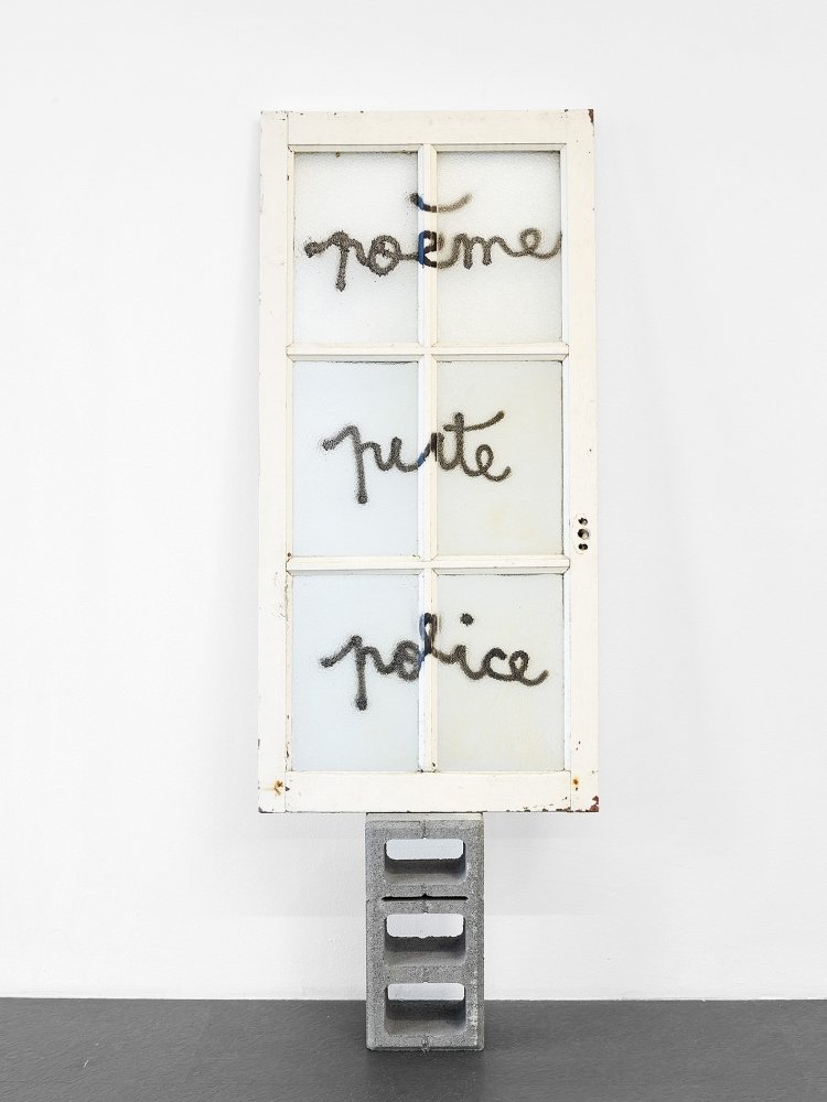 Poème, Pute, Police, 2020, Airbrush auf Fenster, 121 x 58 x 30 cm, Ausstellungsansicht Dortmunder Kunstverein. Foto: Simon Vogel (Copy)