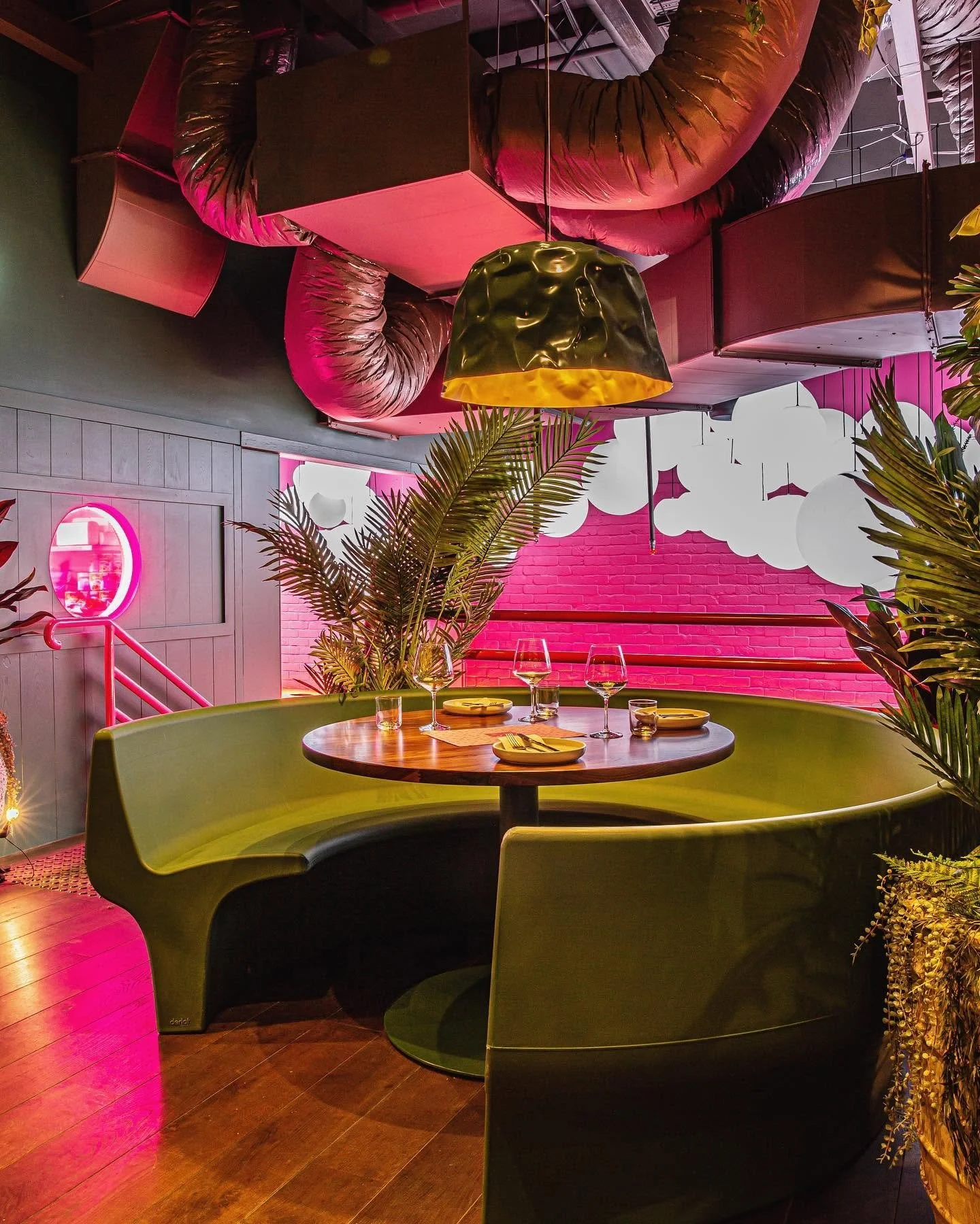 Where bold pink meets lush green. Enjoy a unique dining experience surrounded by striking decor and unbeatable atmosphere. 

Book your table now: sevenrooms.com/explore/pingpong/reservations

#jungleroom #pingpong #interiorvibes #diningexperience #go