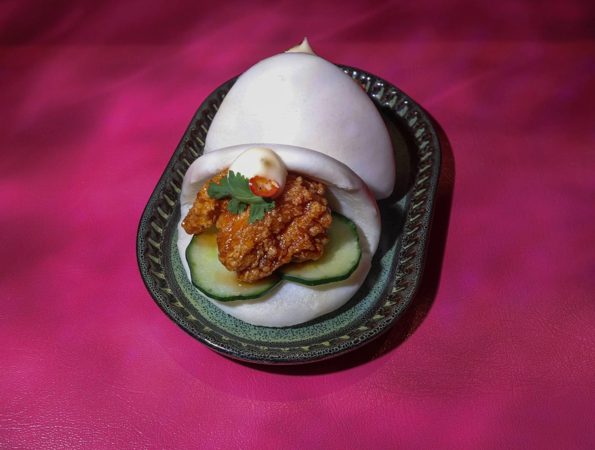 Crispy fried chicken bao loaded with fresh cucumber and savory sauce. 

Reserve your spot: https://www.sevenrooms.com/explore/pingpong/reservations/create/search

#pingpong #bao #friedchicken #foodie