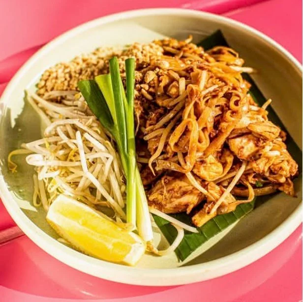 POV: you finally found comfort food done right. Perfectly wok tossed noodles, tender chicken, fresh bean sprouts, and that squeeze of lemon that pulls it all together. Dinner plans sorted.

Book your table here: https://www.sevenrooms.com/.../reserva