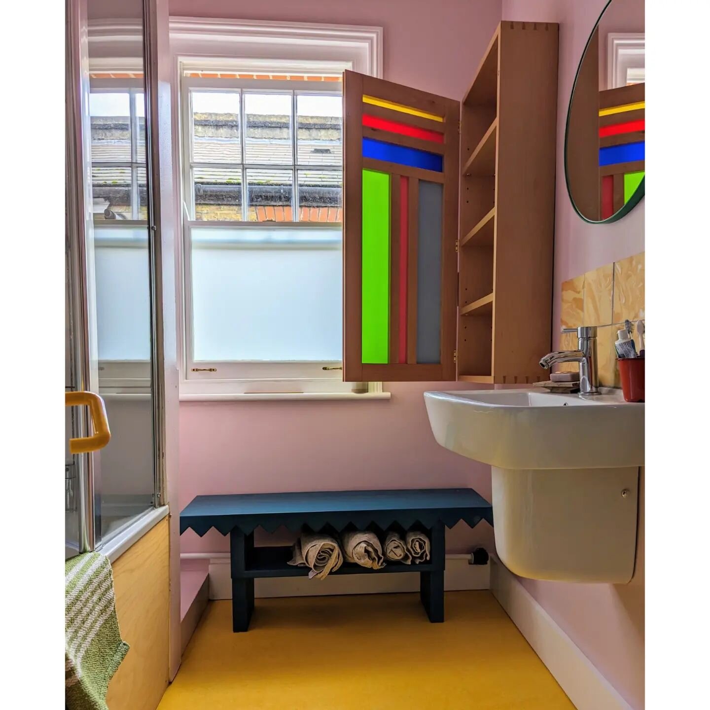 This large wall cabinet is the perfect place to store all those lotions and potions that can end up cluttering a petite bathroom. I love this colourful little bathroom, all the colour accents pop and accentuate each other in a really joyous way.

Han