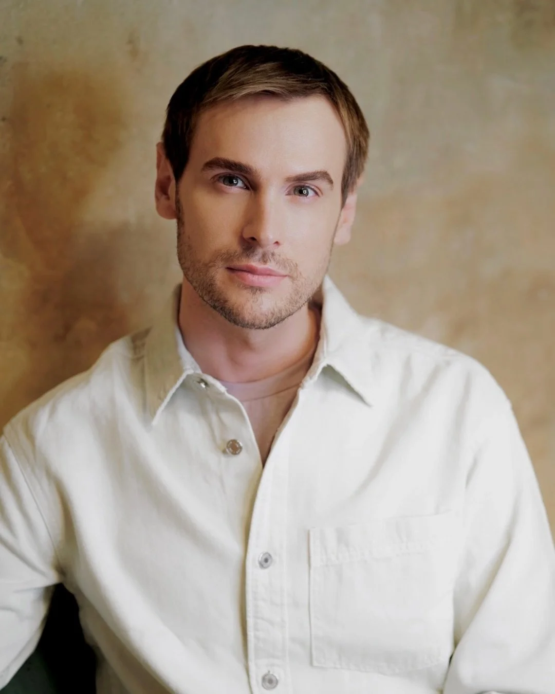 ✨ Hello Dave! ✨
Wir freuen uns riesig, euch unseren neuen Art Director &amp; Stylisten vorzustellen und wie k&ouml;nnte man jemanden besser kennenlernen als mit ein paar ehrlichen Fragen? 🎤💬
Here we go &ndash; 14 Fragen an Dave:

1️⃣ F&uuml;nf W&ou