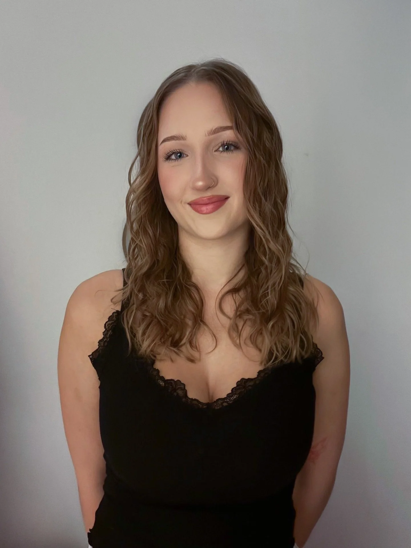 ✨ Willkommen im Team, Lena ✨

Unser neuer Lehrling bringt nicht nur ganz viel Herz mit, sondern auch jede Menge Neugier, Kreativit&auml;t und Offenheit. Lena liebt es, mit Menschen zu arbeiten, probiert gern Frisuren an Freunden und Familie aus und f