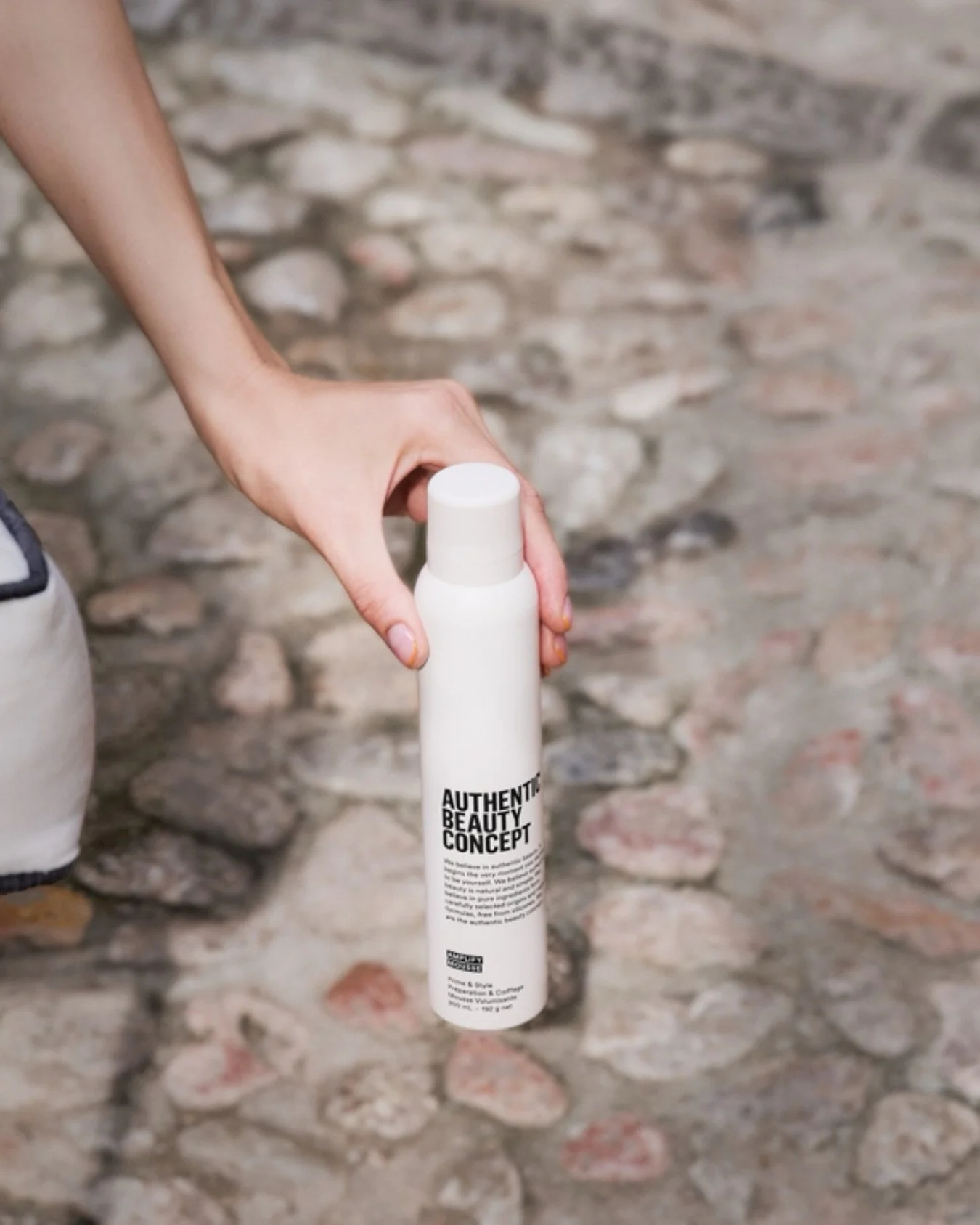 Was kann das Amplify Mousse? 👀
Es ist ein leichtes Mousse mit mittlerem Halt f&uuml;r mehr F&uuml;lle und Volumen. Es verleiht dem Haar eine leichte Griffigkeit, macht es aber dennoch frisierbar und sorgt f&uuml;r ein nat&uuml;rliches Haargef&uuml;h