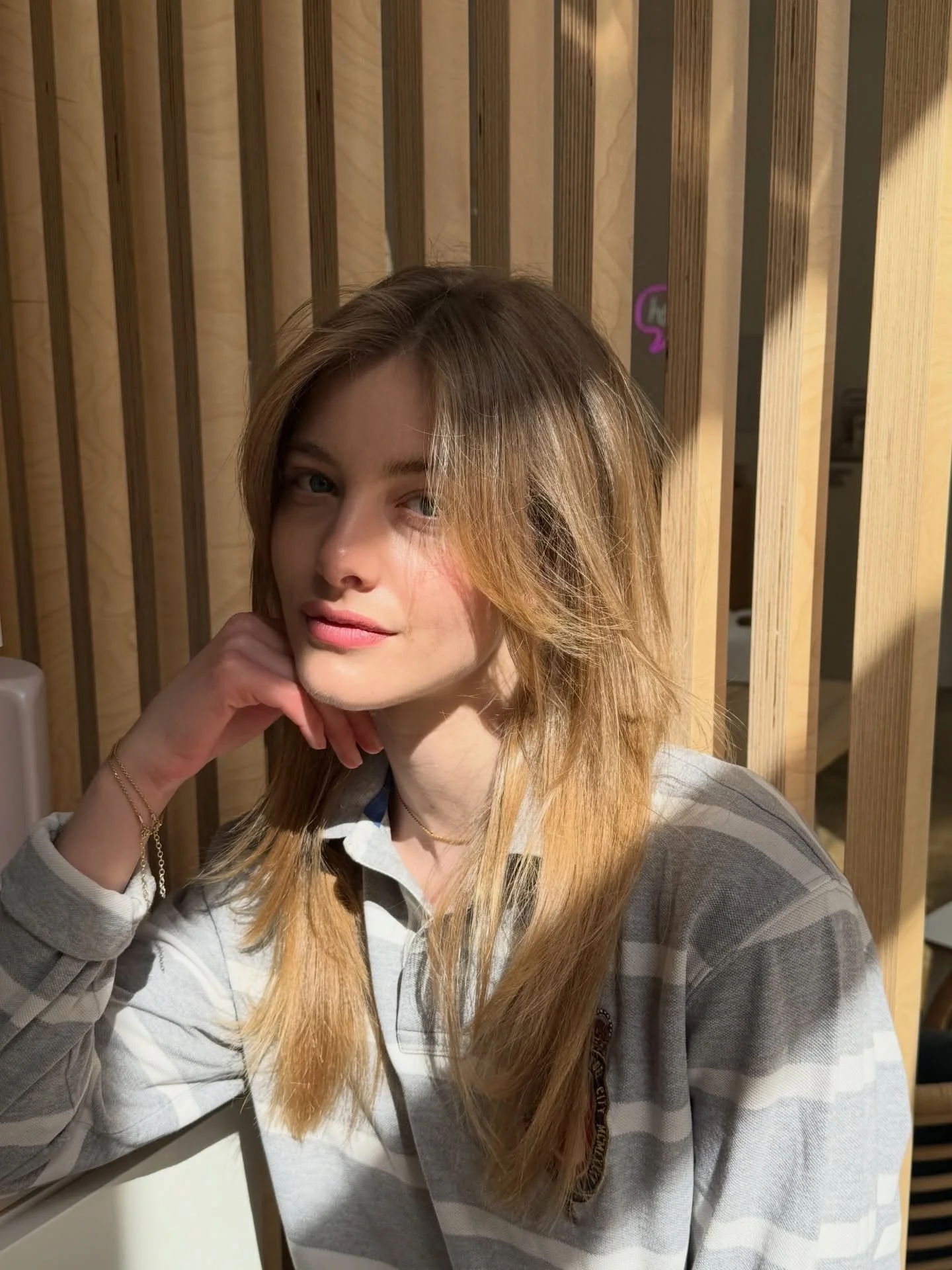 @lydiaevia with long curtain bangs &amp; soft layers 💛✨ 
&bull;
&bull;
#fellsalon #friseurgraz #hairstylist #curtainbangs #friseur