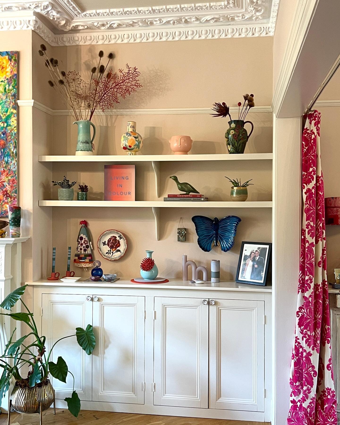 I love a seasonal  refresh and sitting room shelving is the perfect place to switch things around and have a creative play! 
.
I wanted to bring in warmer colours and Autumn foliage and play with the height and composition.
.
Look at the before and a
