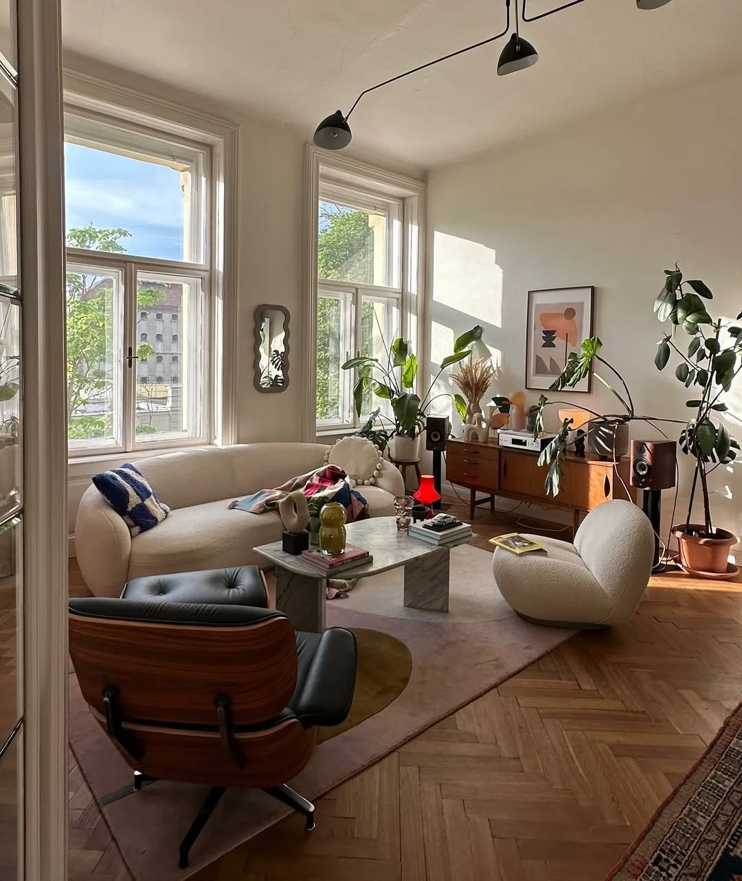 🤎 Mid-Century Modern 🤎⁠
⁠
There&rsquo;s something about wooden furniture, warm tones, and clean lines that feels right.⁠
⁠
Here are some of our favourite mid-century modern interiors we&rsquo;ve spotted on the gram, each one giving us serious home 