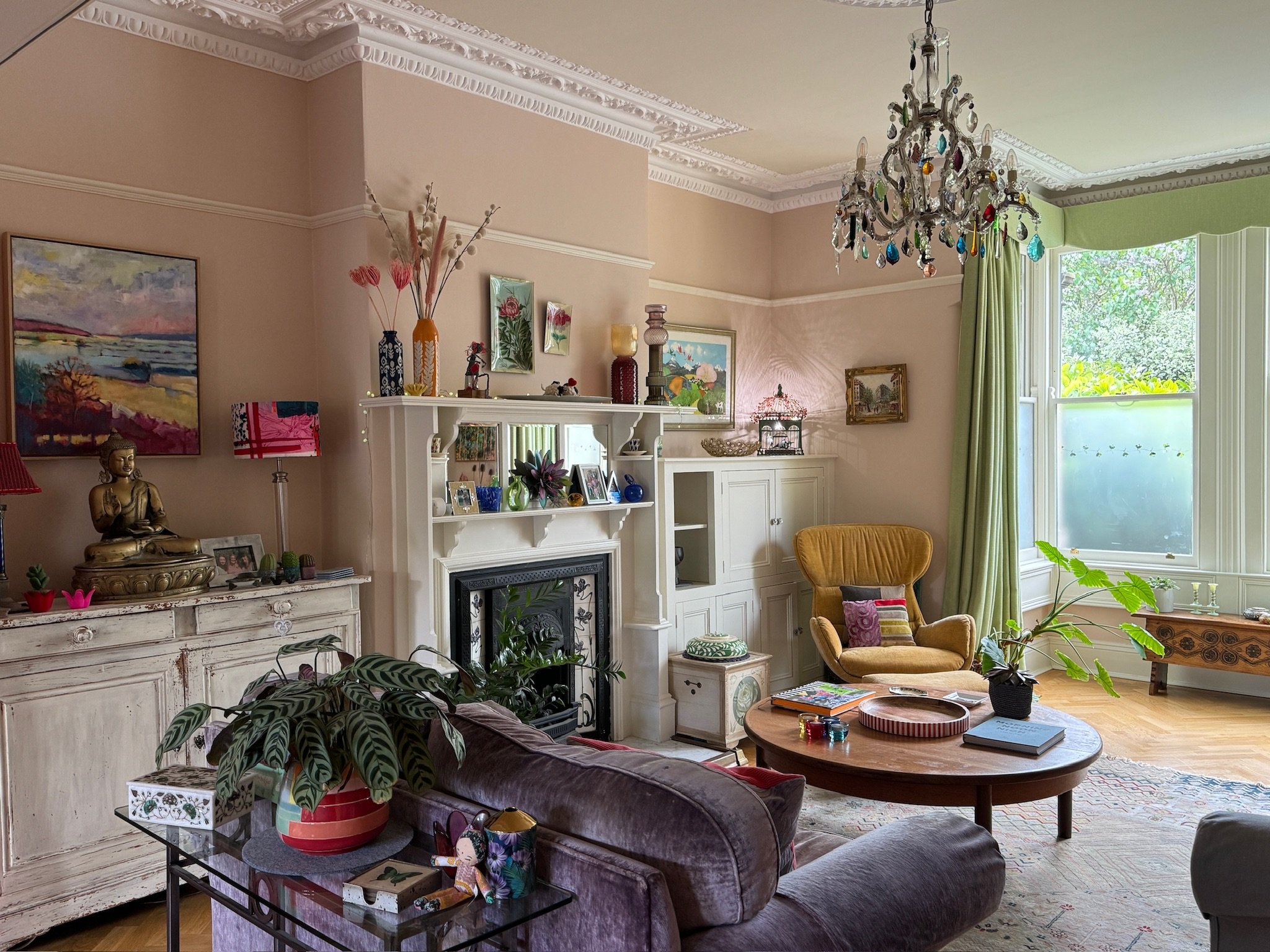 Elegant seating area with a sofa, armchairs and layered textures creating a welcoming living space.