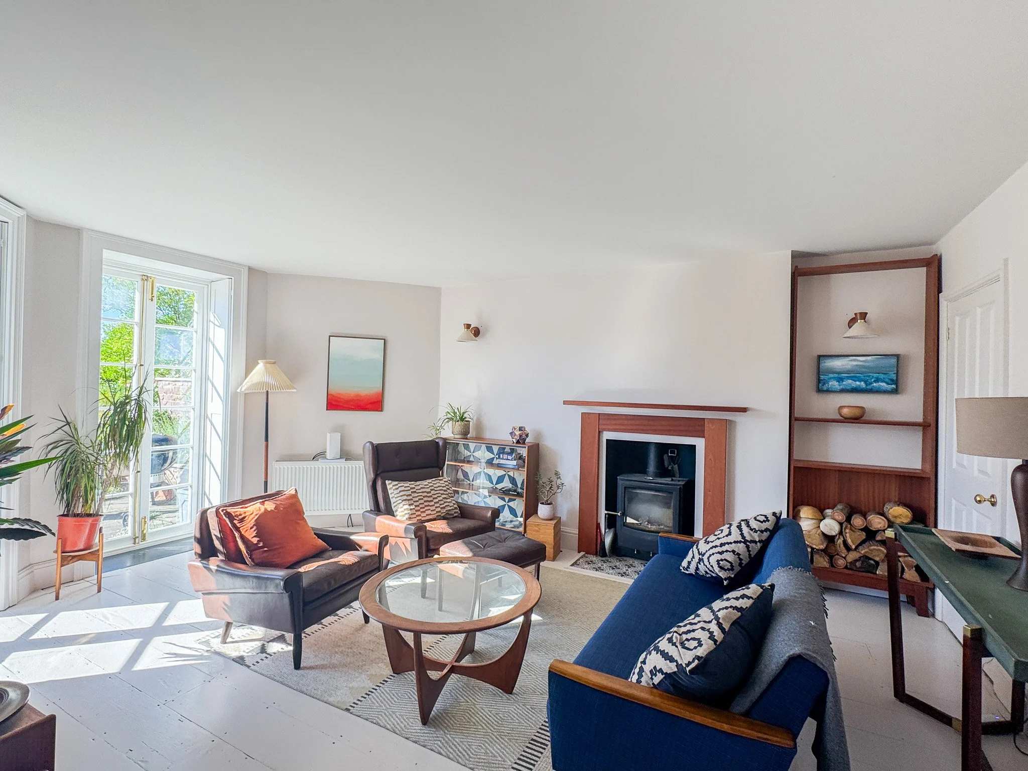 Modern Deco living room featuring warm colours, vintage furniture, natural materials and layered lighting