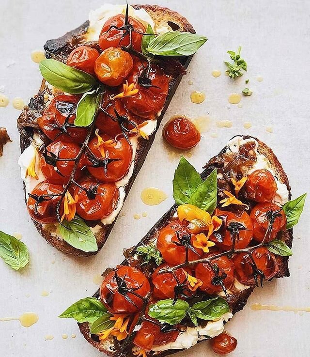 A little inspiration for today by @toastsforall #Sourdough toasts topped with a spread of greek yogurt and ch&egrave;vre, balsamic caramelized #onions, cherry #tomatoes roasted in lots of evoo and sea salt, homegrown basil, and marigolds ❤
By @lilybu