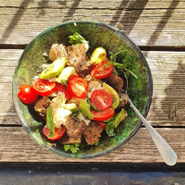 It's tomato and bread salad season, make those crutons crunchy! Walnut sourdough lifted this one onto a whole new level.
Get all the ingredients today at our markets
@hornimanmuseumgardens
@earlscourtfm @londonfarmers #walthamstow @thefoodmarketchisw