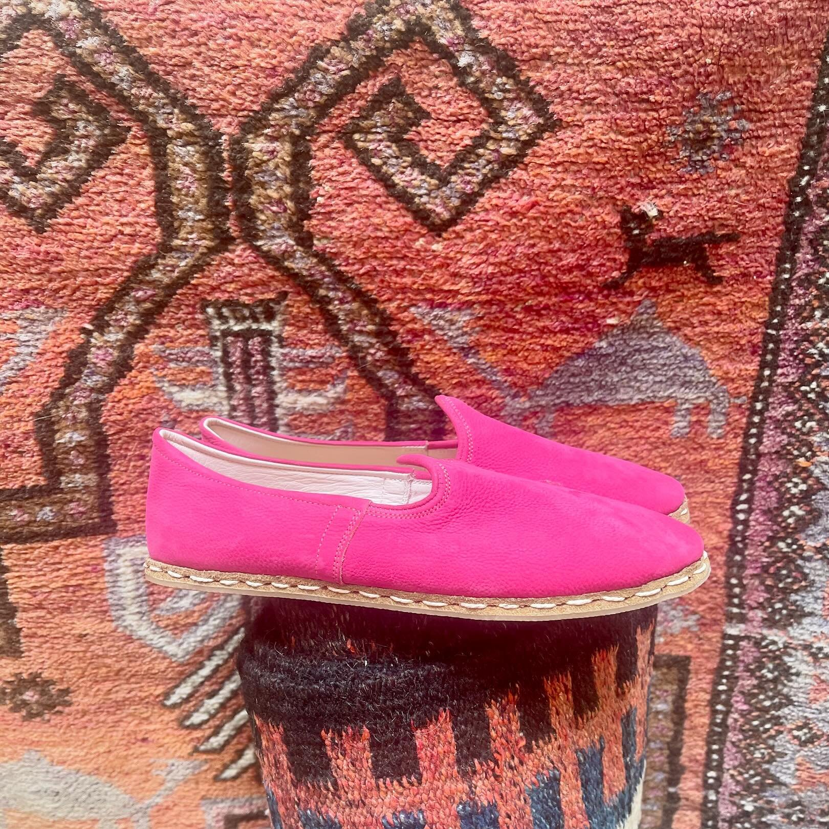 Tout en douceur&hellip;Un cuir nubuck rose indien qui sent bon l&rsquo;&eacute;vasion.
.
.
Les SAANAS anatoliennes sont enti&egrave;rement r&eacute;alis&eacute;es &agrave; la main. &agrave; partir des meilleurs cuirs. Elles sont munies d&rsquo;une do