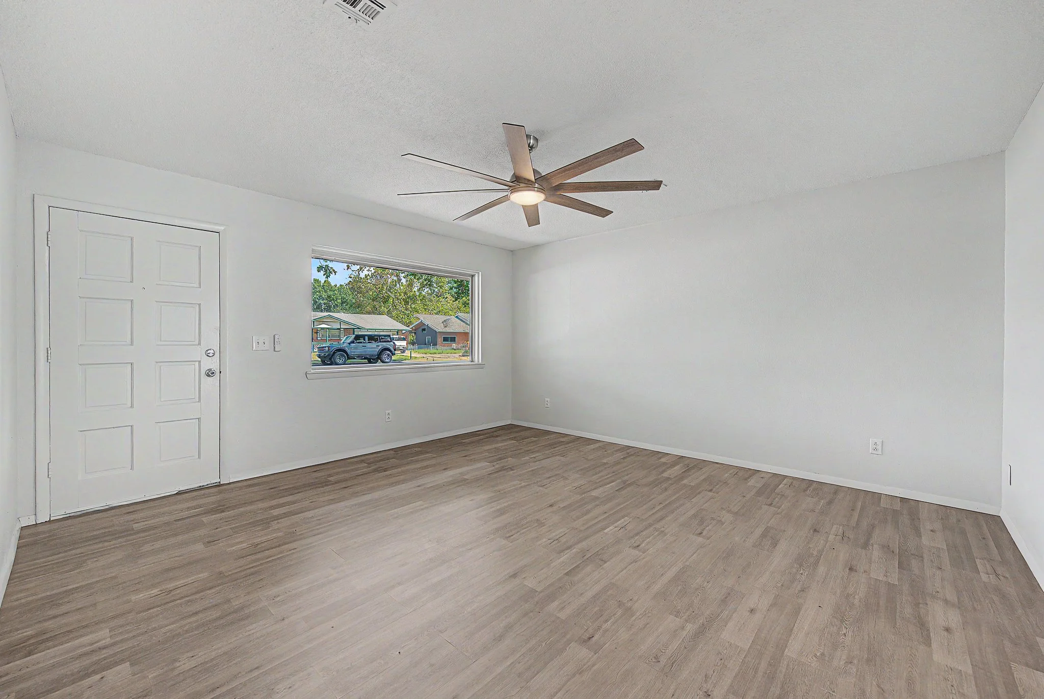 LIVING ROOM2.jpg