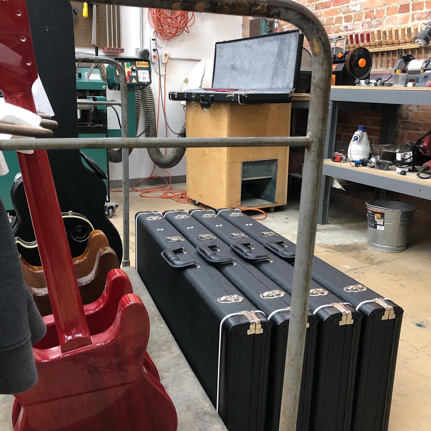 Ahhh, new case smell. Our new Edison #tkl custom #cases have arrived from our Canadian friends from the north. Form fit, double neck support, end bound, leather handle, and all the other features of the Premier series.