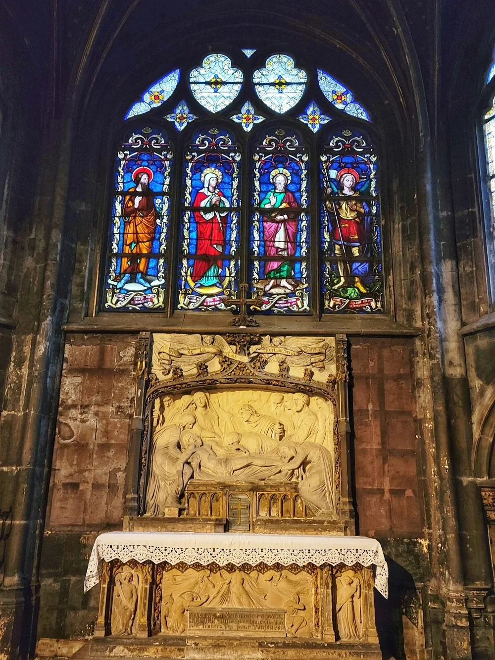 Alter inside Saint-Germain