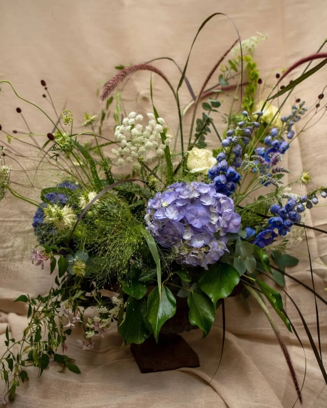 πΎ WILD SUMMER NIGHTS πΎ
We love it when we get to make wild displays like this to decorate your events. Inspired by wild fields of flowers on hot sticky nights π
Thanks for the photo @sophiexanneliese 
#wildflowerarrangement #hotstickynights #eve