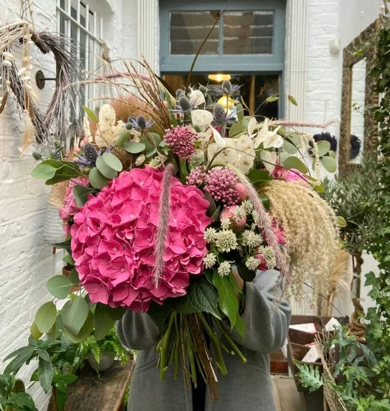 Bohemian Bombshell πΎ A wonderfully wild bouquet going to it's new home πΎ 
#bohostyle #bohemianbouquet #barnesflorist #flowerslondon #londonflorist #floristbarnes #barnesflowershop #richmondflorist #whitehartlane #summerbouquet #summerflowers #hygr