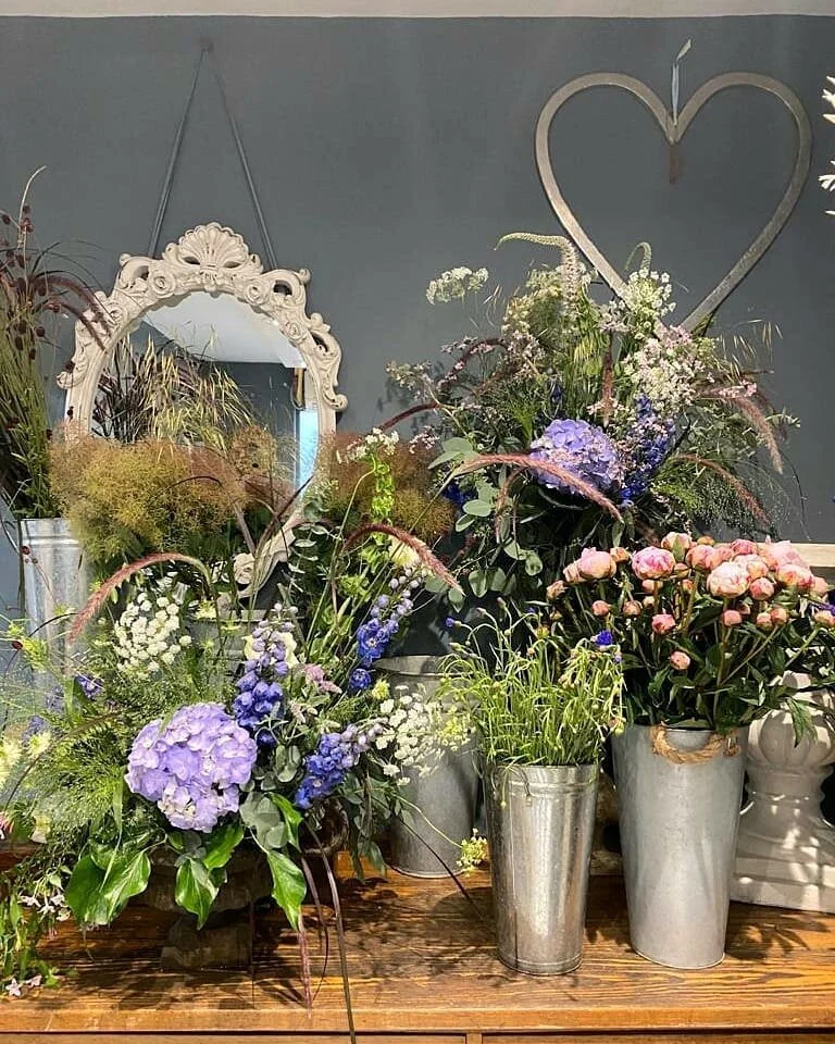 A peak inside our little flower shop, through the hidden passage you'll find wonderful wild fresh flowers ready to be hand picked πΎ
#insideourshop #barnesflorist #flowerslondon #wildflowers #flowershopbarnes #theflowerroom #londonflorist #floristri
