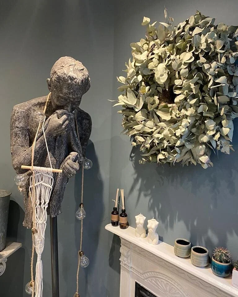 Here's George looking over our little shop, surrounded by fresh flowers, scented eucalyptus wreaths, candles, plants and pots. Ready to make perfect gifts πͺ΄
#sculpture #gifts #plants #floristrichmond #barnesflorist #barnesflowershop #theflowerroom