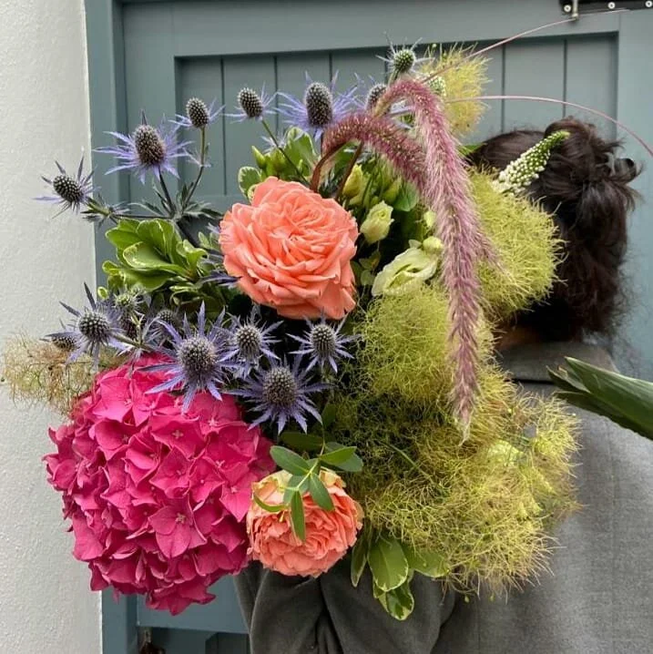 π A sunny bunch for a rainy day π§
#sunnyflowers #sunshineflowers #floristrichmond #flowerslondon #floristbarnes #barnes #barnesbridge #hydrangeas #roses #bouquetoftheday #dailyflowers #brightenupmyday #flowershopbarnes #barnesflowershop #richmondf