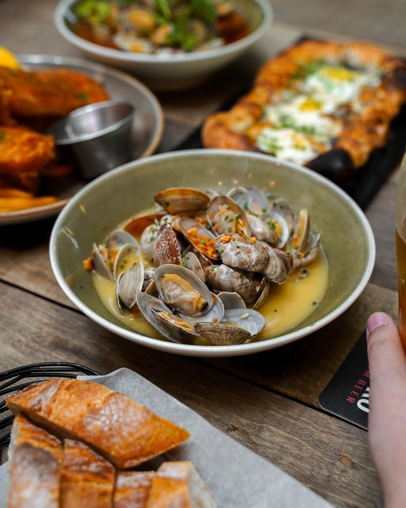 Clams in a buttery, garlic white wine sauce - we're mopping up every last drop with bread 😋

✧ Available for brunch and dinner after 10.30am ✧

Make a reservation at nassimhill.com.sg 🏡