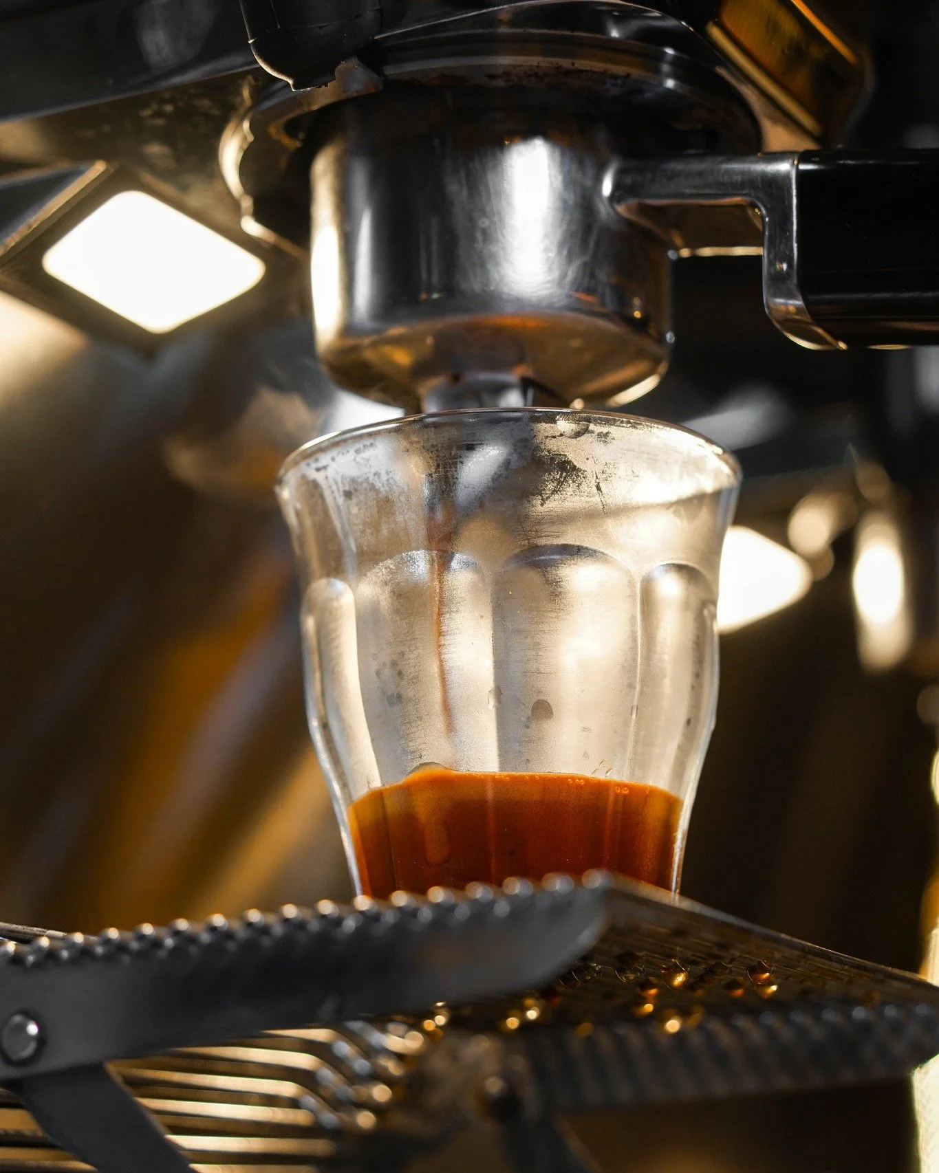 When your phone suddenly smells like coffee ☕

We use the freshest beans from @libertycoffee!

Make a reservation at nassimhill.com.sg 🏡