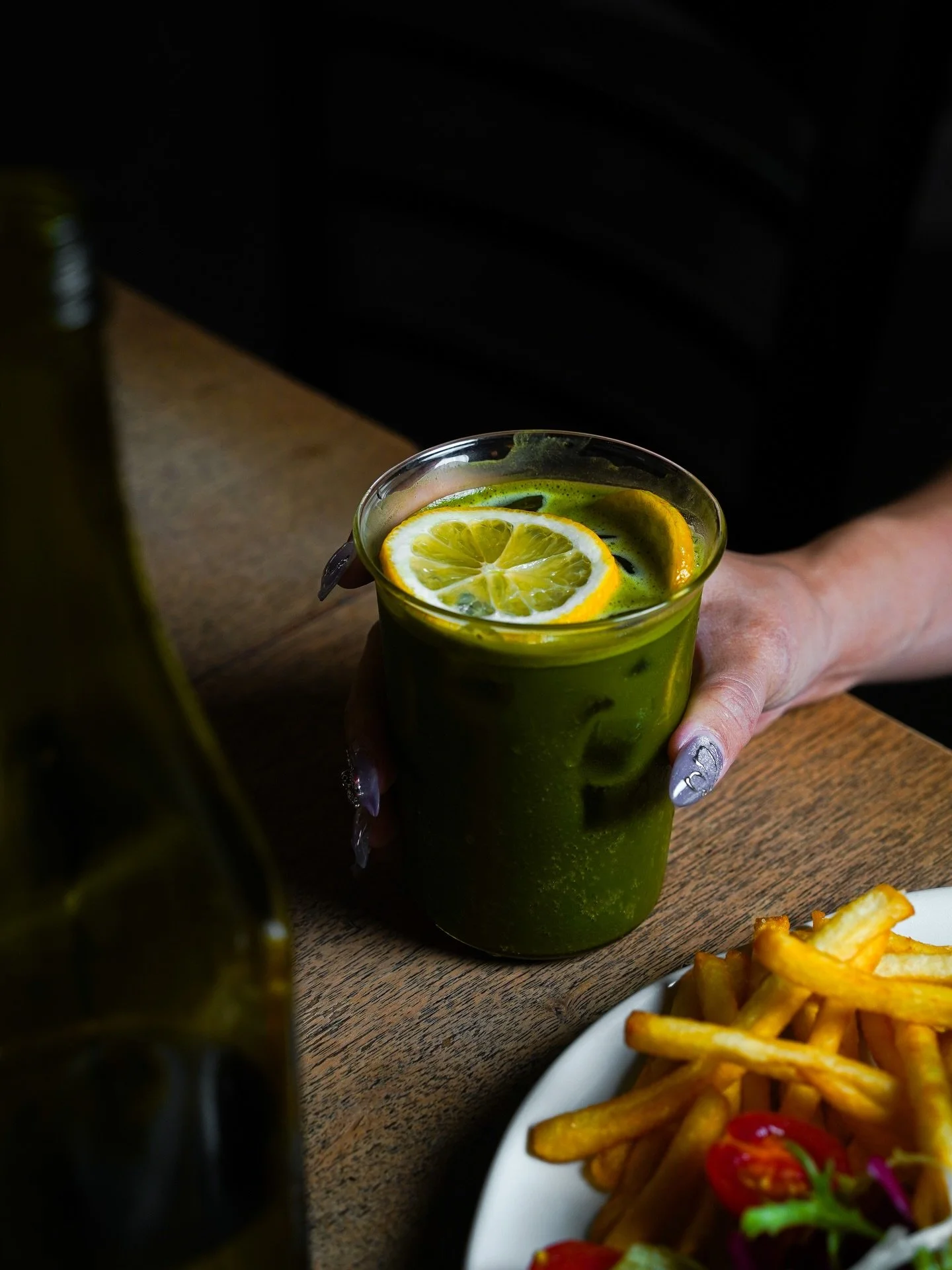 Something light to go alongside brunch.

Iced matcha with a citrusy lift of lemonade, finished with a gentle sparkle that keeps it refreshing from start to finish.