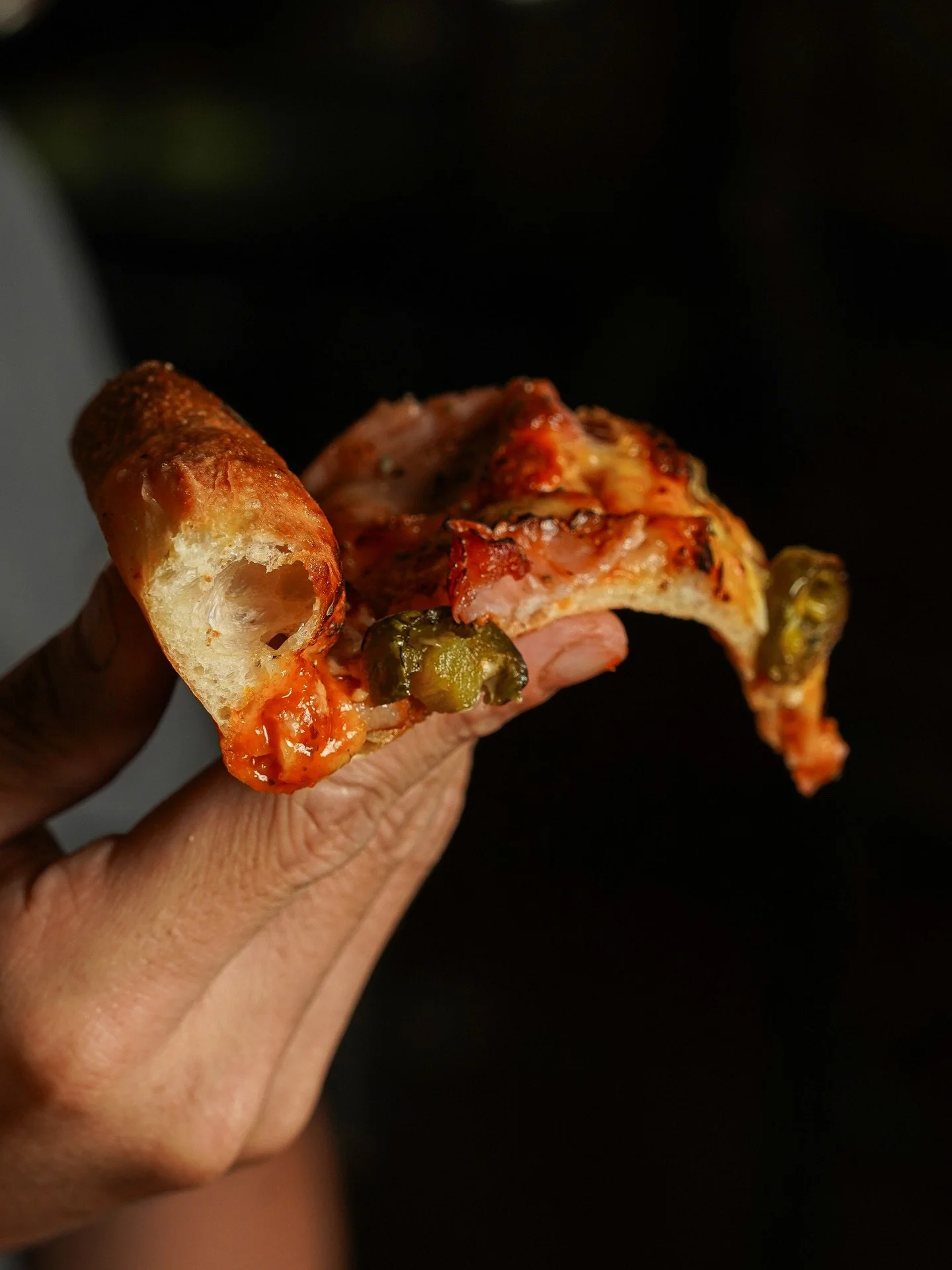 Glorious closeup of our crispy and chewy pizza crust 👀😋