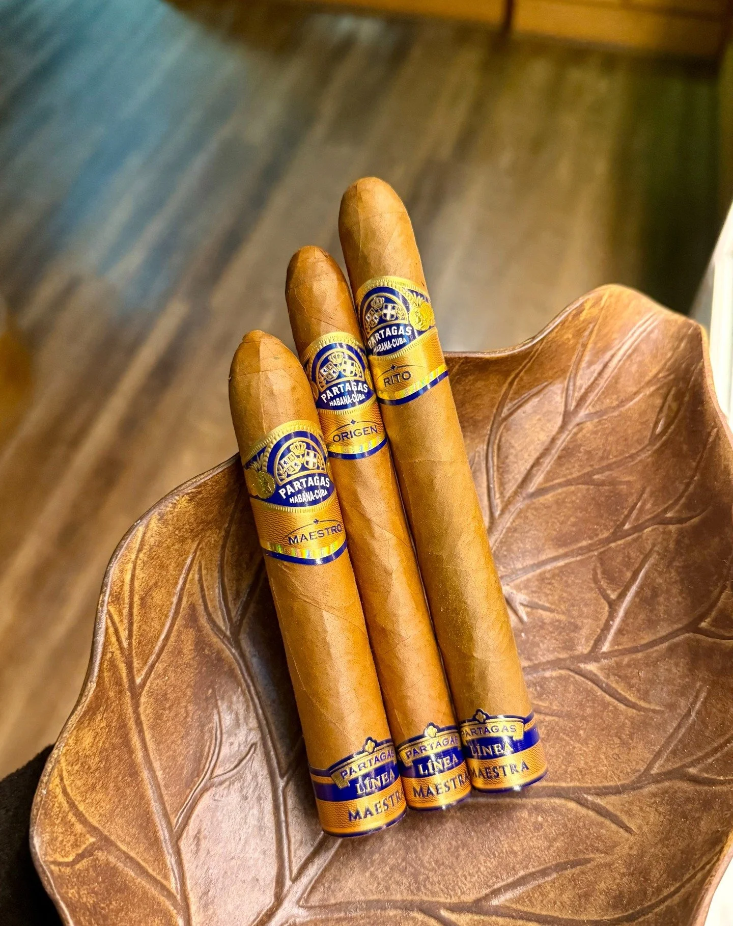 Now Smoking:

Partag&aacute;s L&iacute;nea Maestra

Available vitolas:
Partag&aacute;s L&iacute;nea Maestra Maestro (5 1/4 x 56)
Partag&aacute;s L&iacute;nea Maestra Origen (6 1/8 x 46)
Partag&aacute;s L&iacute;nea Maestra Rito (6 5/8 x 52)

Notes:
M