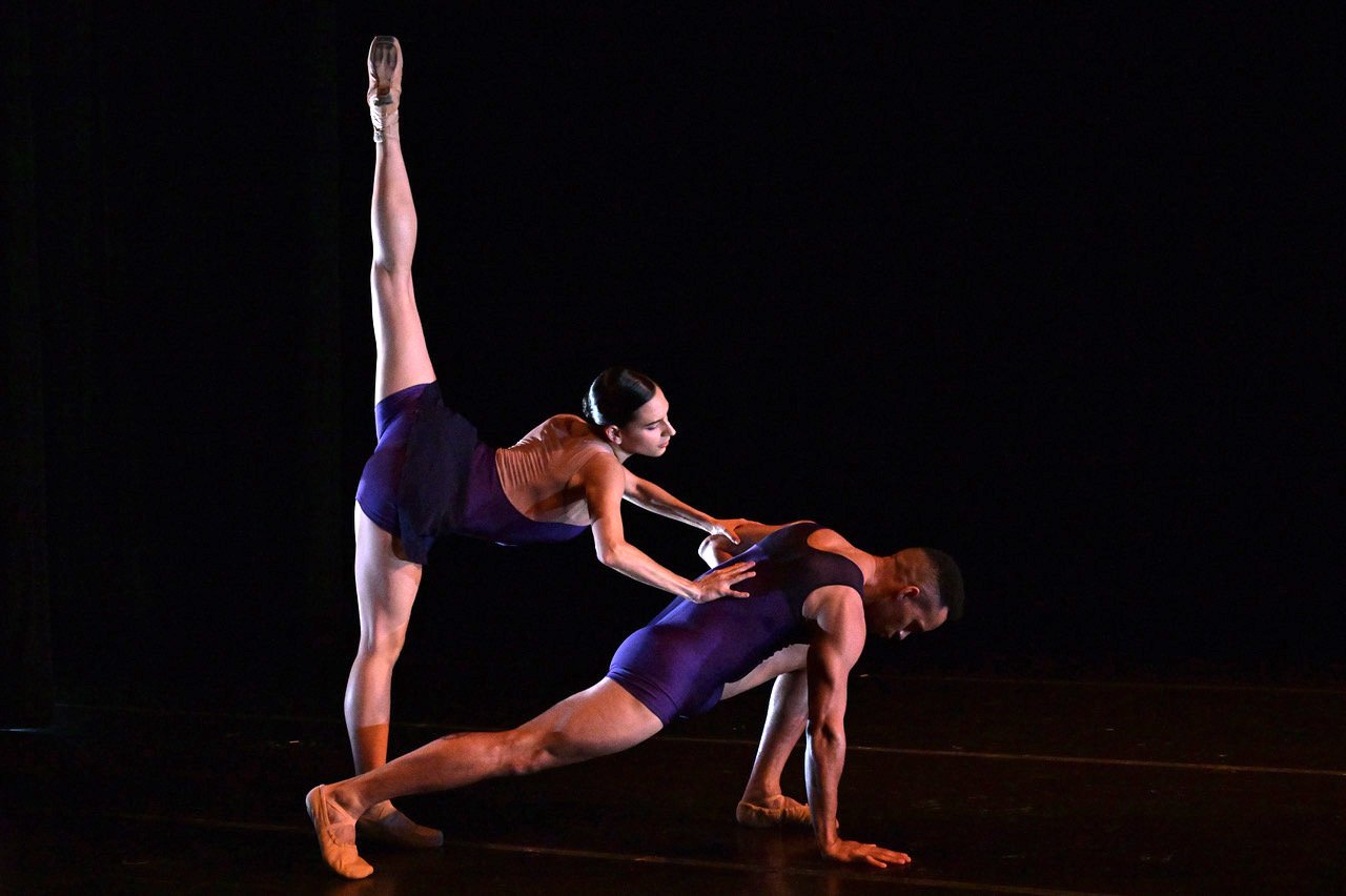 Dimensions Dance Theatre of Miami, %22Smallest Orbits,%22 L-R Melissa Verdecia & Lyvan Verdecia, photographer Simon Soong.jpeg