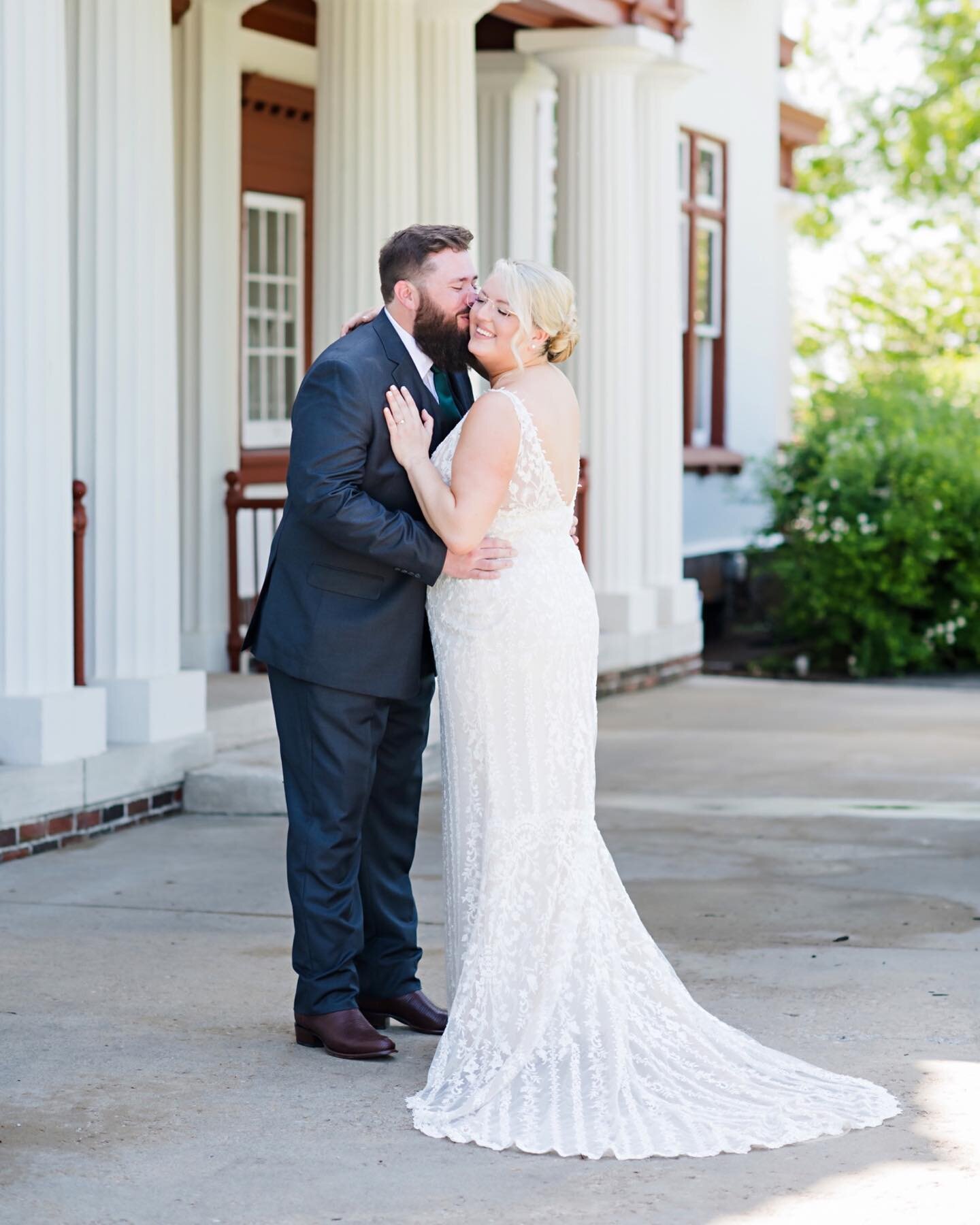 Elle and Erik and a most stunning day at Longview Mansion. 

With the talents of @thehistoriclongview @marys_floral_creation @hellolovelykc @remixdjs 

#kcweddings #kcweddingphotographer #kansascitywedding #classicwedding #outdoorweddings