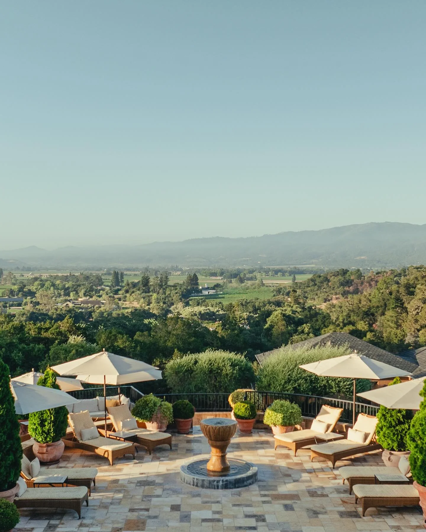 Long leisurely meals and this view at @aubergedusoleil for @oltremag. 🍷

Congrats to the resort for their recent Michelin Three-Key award and to Chef Robert Curry and his team for 18 straight years of Michelin star dining for the restaurant. I can t