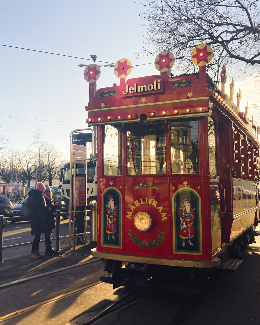   Świąteczny tramwaj w stylu retro  