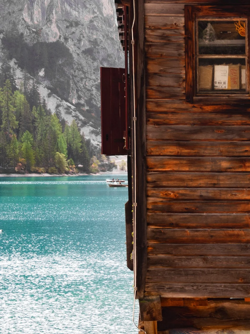   Famous (you know, from all those Instagram pics  😉)  dock with boats at Lago di Braies.  