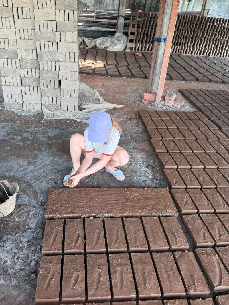   Tradycyjny, ręczny wyrób cegieł z gleby po uprawie ryżu  