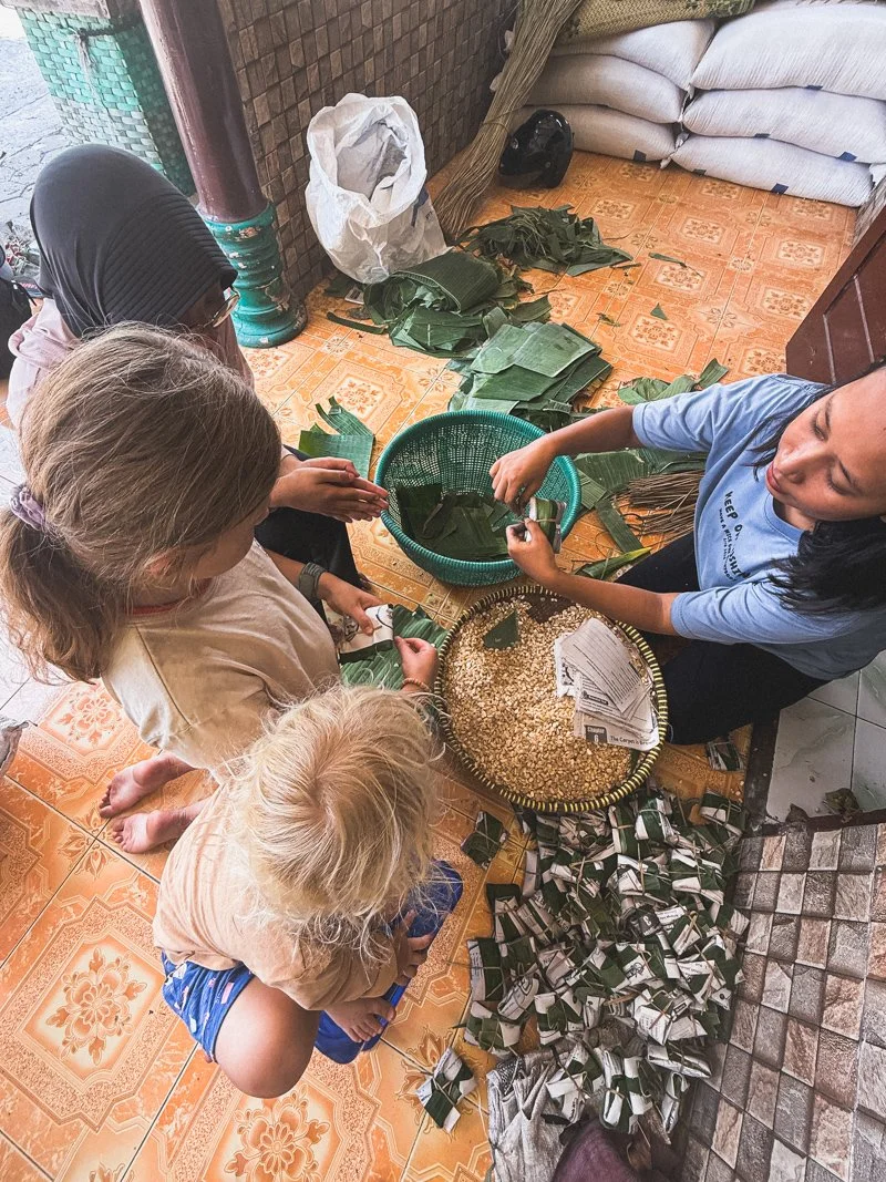   Ziarna soi wstępnie sfermentowane w liściach bananowca - tempeh robiony ręcznie  
