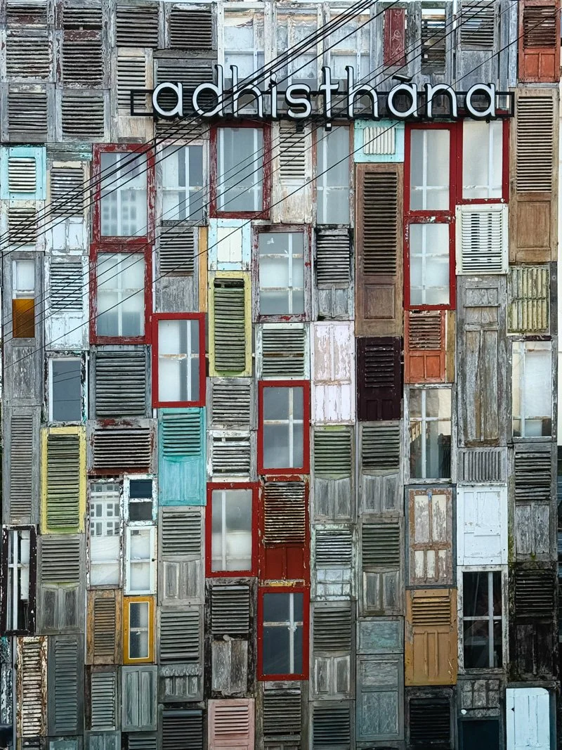   Specyficzna elewacja z… fragmentów drzwi.  