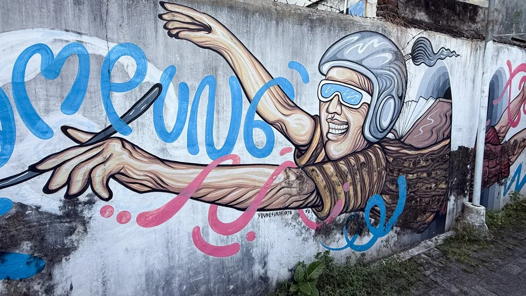   Hidden alleys full of street art  