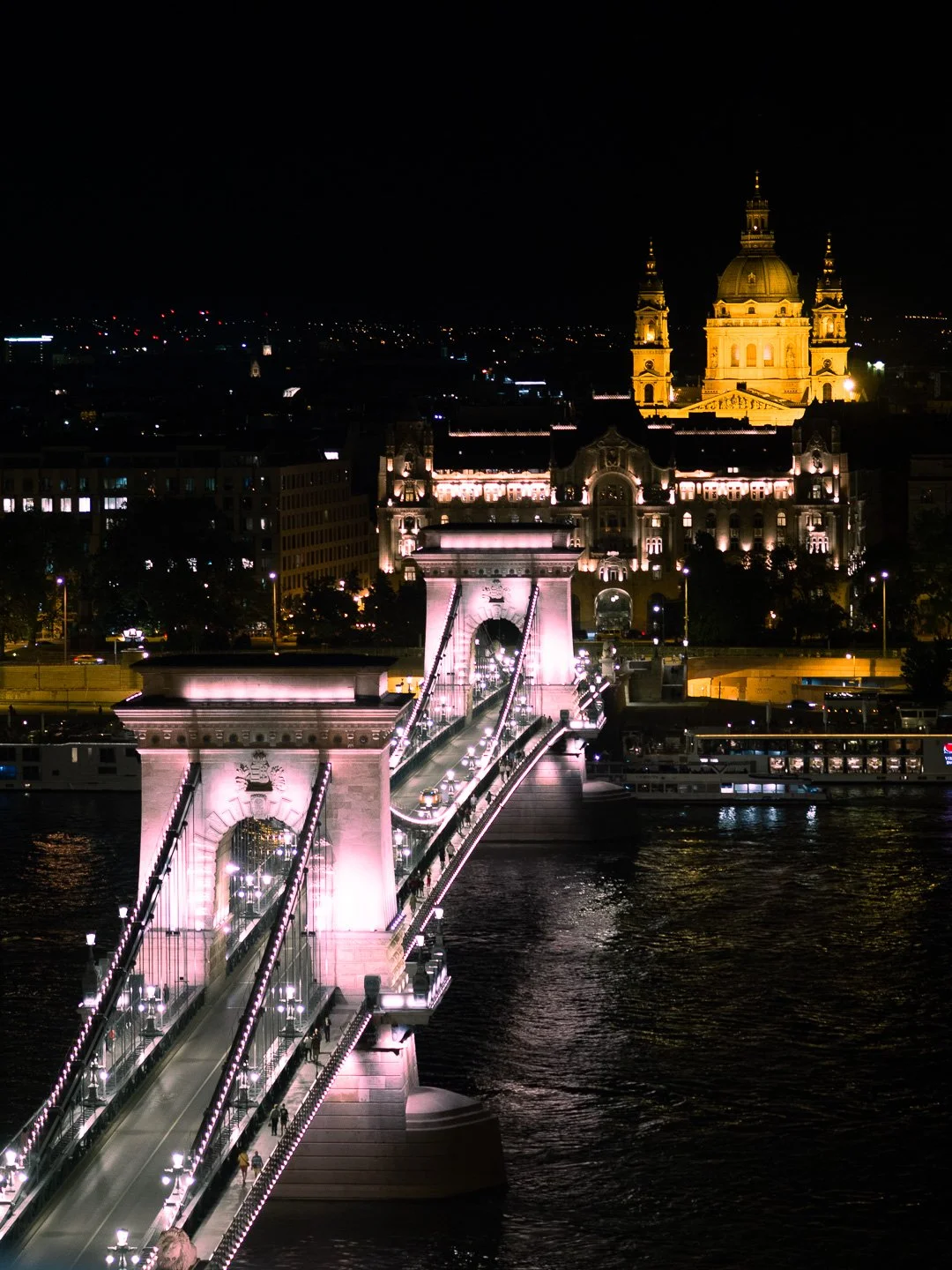  Kolacja gdzieś na wzgórzu nad Budapesztem pozwala cieszyć się nocnym widokiem na miasto  